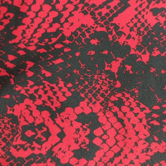 Danskin Now Fitted Snakeprint Dri-More Athletic Yoga Capri Pants M Red Black - Picture 13 of 16